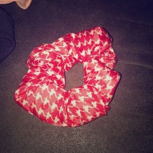 Sliky graphic red and white scrunchie